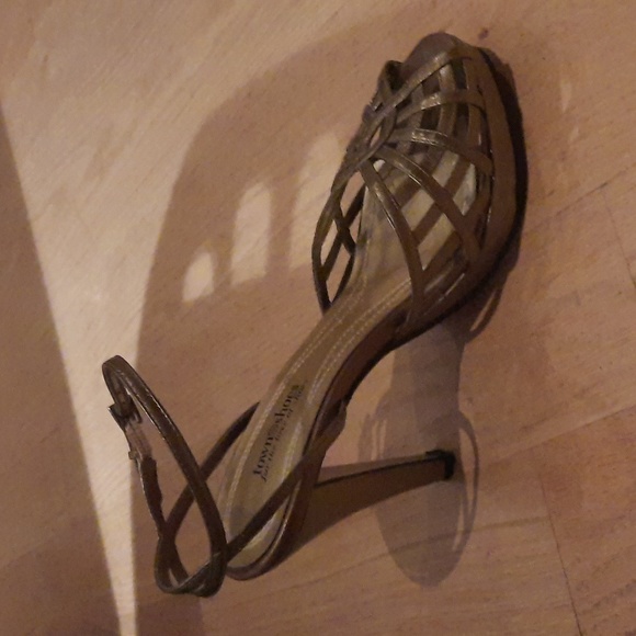 Beautiful Gold Shoes - Picture 3 of 6